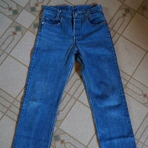 Straight leg, mid/high waist, awesome old Levi’s.